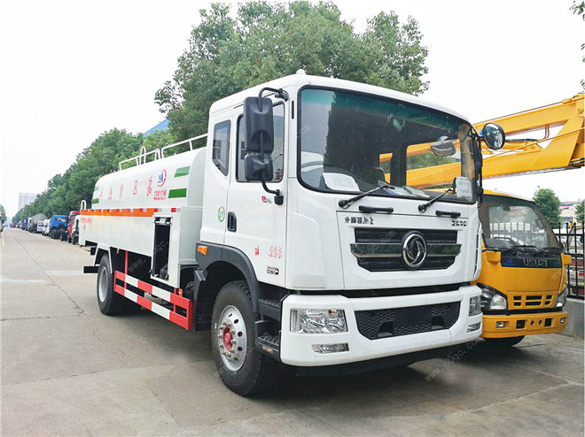東風(fēng)多利卡D9高壓清洗車(chē)