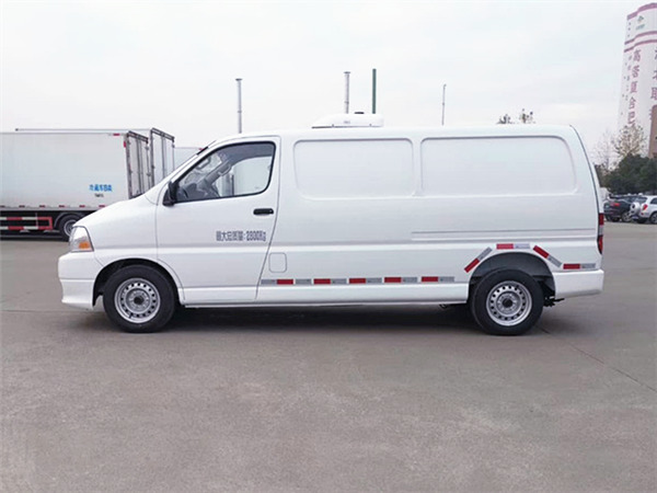 金杯快運(yùn)面包冷藏車(chē)