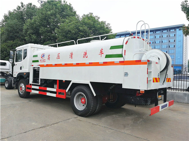 東風(fēng)多利卡D9高壓清洗車(chē)