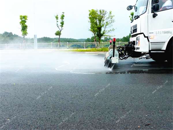 東風(fēng)天錦路面清洗車(chē)前部效果