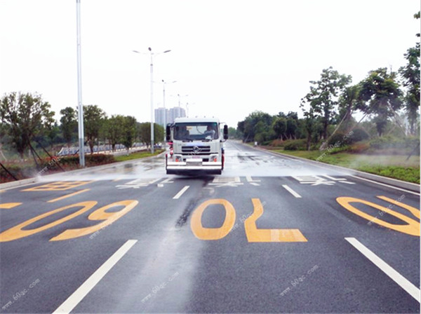 東風(fēng)天錦路面清洗車(chē)前部效果