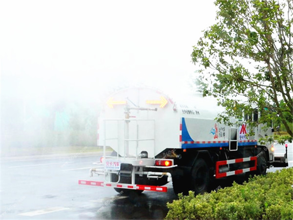 東風(fēng)天錦路面清洗車(chē)尾部效果