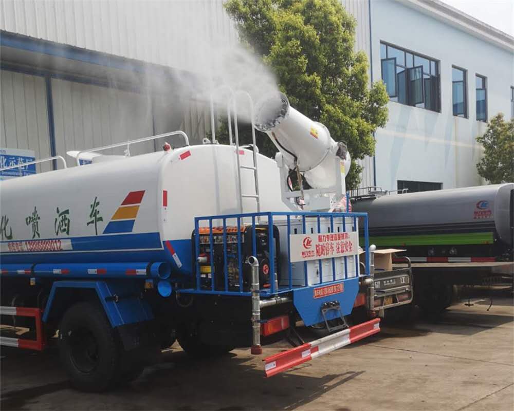 霧炮灑水車噴出的水霧如何降溫除塵及疫情霧化消毒？